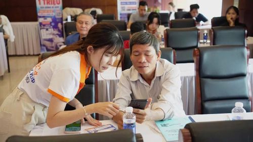 Trung tâm Công nghệ Sinh học thành phố hỗ trợ người dân ứng dụng chuyển đổi số trong quảng bá và tiêu thụ sản phẩm OCOP. Ảnh: ĐVCC