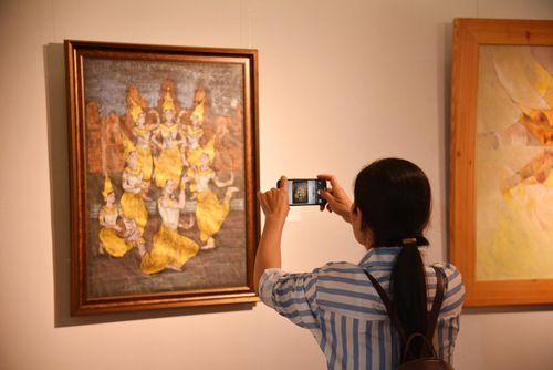 Triển lãm thu hút đông đảo giới nghệ sĩ, công chúng đến tham quan. Ảnh: DŨNG CƯỜNG