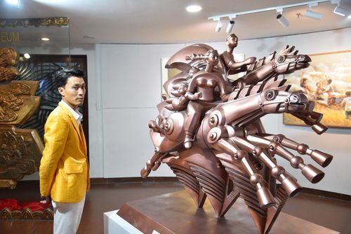 Công chúng tham quan tác phẩm Cùng bứt tốc của nhà điêu khắc Đinh Gia Thắng. Ảnh: DŨNG CƯỜNG