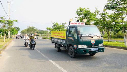 Phường Hải Vân ra quân tuyên truyền lưu động về thực hiện “Khu dân cư 3 an”. Ảnh: KIM HIẾU