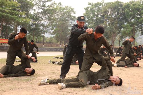 Cán bộ, chiến sĩ Trung đoàn Cảnh sát cơ động Tây Bắc tham gia huấn luyện nội dung võ thuật.