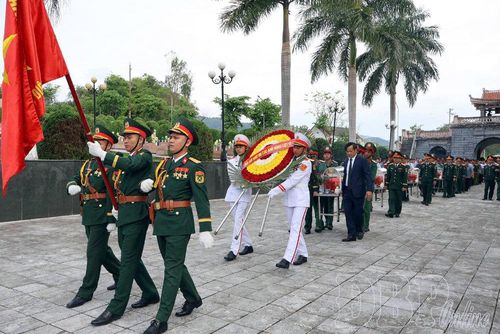 Các đại biểu và lực lượng vũ trang đưa hài cốt các anh hùng liệt sĩ về an táng tại Nghĩa trang Liệt sĩ Tông Khao – hành trình đưa các anh trở về với đất mẹ sau nhiều năm tháng. Ảnh: Đức Duy