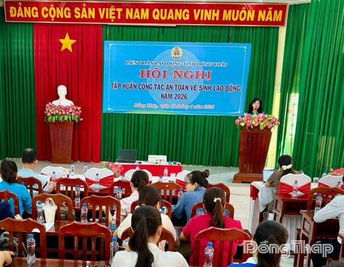 Đồng chí Huỳnh Thị Tuyết Vui, Chủ tịch Liên đoàn Lao động tỉnh phát biểu tại Hội nghị tập huấn công tác An toàn vệ sinh lao động và Phòng, chống cháy nổ năm 2026.