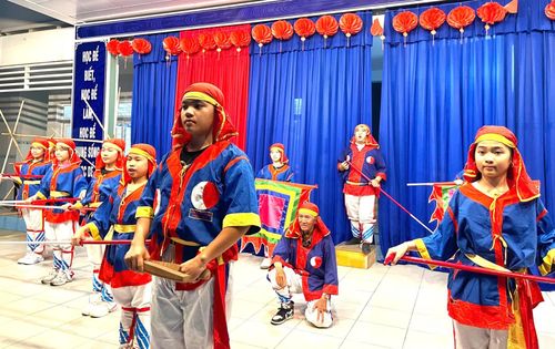 Em Nguyên Khôi (giữa) trong đội hình biểu diễn tiết mục hò bá trạo.