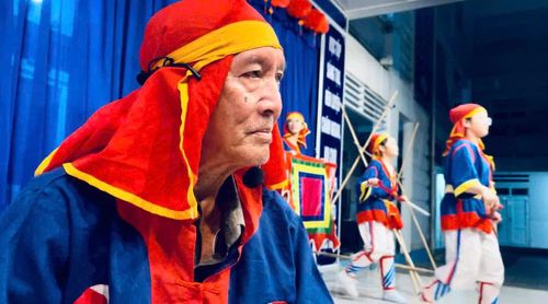 Ông Nguyễn Văn Hảo tham gia tiết mục hò bá trạo cùng các em.