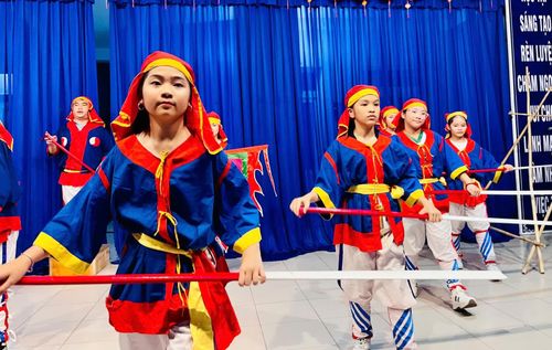 Các em học sinh ở phường Nam Nha Trang háo hức tập luyện.