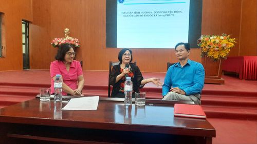 Học viên trả lời tình huống tại hội nghị.