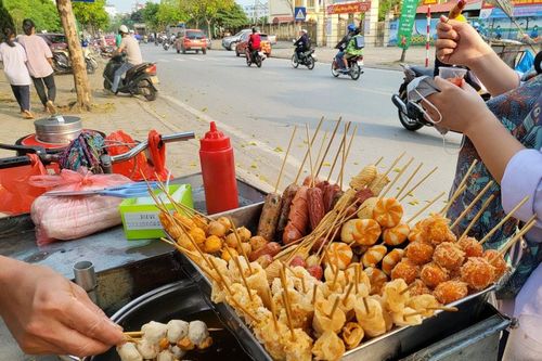 Thức ăn đường phố tiềm ẩn nguy cơ mất ATTP. Ảnh minh họa