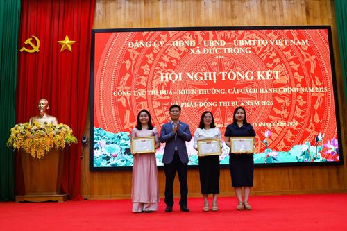 Trao tặng danh hiệu tập thể lao động xuất sắc cho các tập thể