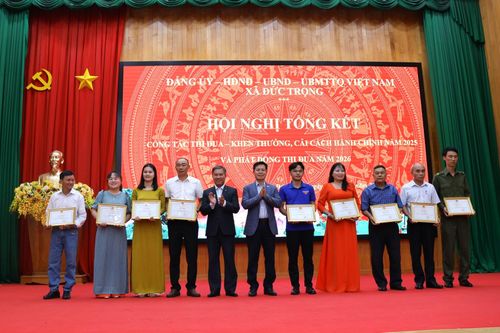 Trao Giấy khen của của UBND xã Đức Trọng cho các cá nhân