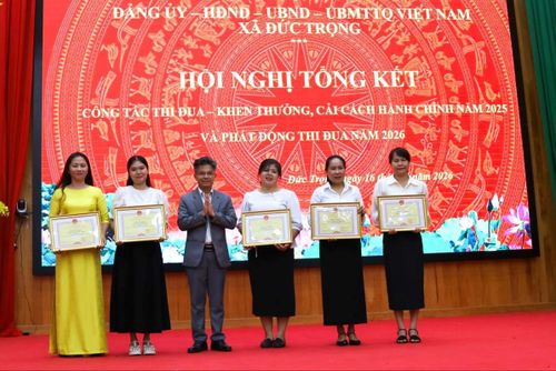 Trao Bằng khen của Chủ tịch UBND tỉnh cho các tập thể