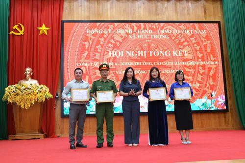 Trao Giấy khen của UBND xã Đức Trọng cho các tập thể