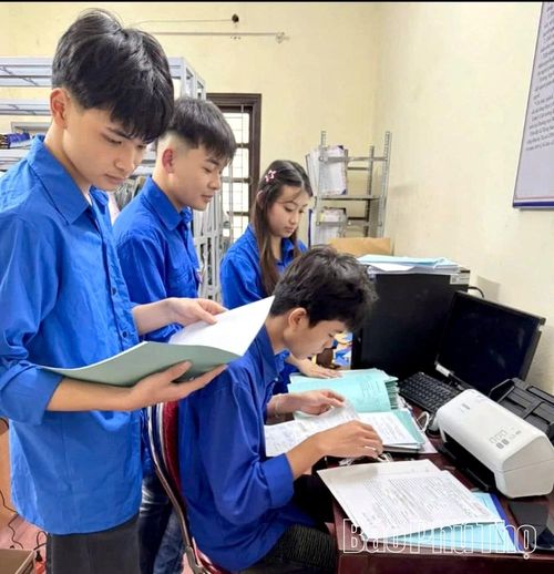 Đoàn viên thanh niên phường Phú Thọ hỗ trợ lực lượng công an rà soát phương tiện làm sạch và số hóa hồ sơ đăng ký xe trên địa bàn.