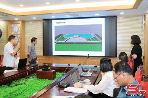 Các đại biểu góp ý phương án thiết kế phối cảnh tổng thể sự kiện.