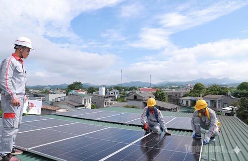 Kỹ thuật viên Viettel Construction Tuyên Quang lắp đặt tấm pin năng lượng mặt trời áp mái cho khách hàng tại phường Minh Xuân.