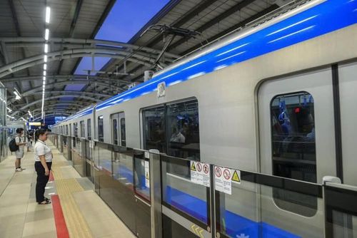 Tăng cường sử dụng phương tiện công cộng giúp tiết kiệm năng lượng. Ảnh: An Thư