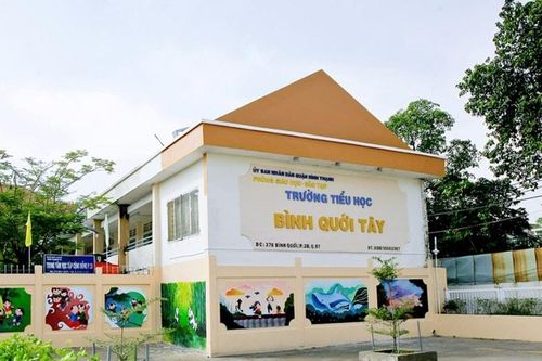 Trường Tiểu học Bình Quới Tây (địa bàn quận Bình Thạnh cũ) nơi vừa xảy ra vụ việc nghi ngờ ngộ độc thực phẩm