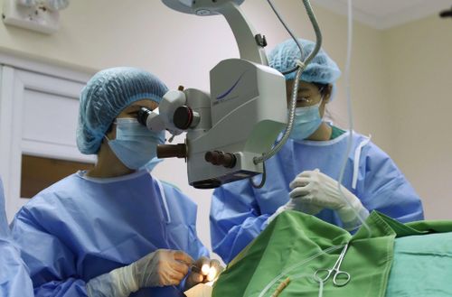 Các bác sĩ thực hiện ghép giác mạc, mang lại cơ hội phục hồi thị lực cho bệnh nhân. Ảnh: BVCC