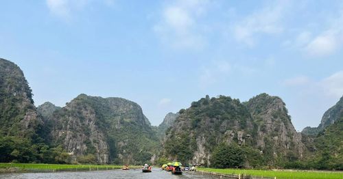 Nhiều gia đình lựa chọn những tour du lịch gần và chi phí phù hợp hơn.