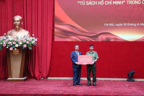 PGS.TS Vũ Trọng Lâm, Giám đốc - Tổng Biên tập Nhà xuất bản Chính trị Quốc gia Sự thật trao tặng 500 cuốn sách nhằm phát triển văn hóa đọc và xây dựng "Tủ sách Hồ Chí Minh" trong CAND.