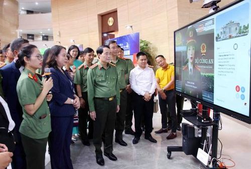 AI giới thiệu về Phó Chủ tịch nước Võ Thị Ánh Xuân tạo nhiều bất ngờ với các đồng chí lãnh đạo, đại biểu tại triển lãm.