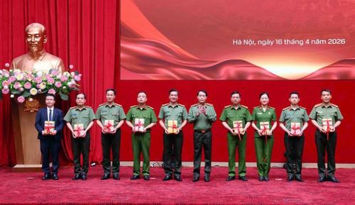 Thứ trưởng Lê Quốc Hùng trao tặng sách cho các đơn vị.
