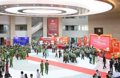 Đông đảo cán bộ, chiến sĩ tham quan triển lãm sách và thư viện.