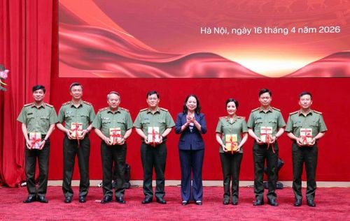 Phó Chủ tịch nước Võ Thị Ánh Xuân trao tặng sách cho các đơn vị trong CAND.