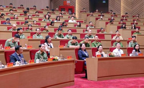 Phó Chủ tịch nước Võ Thị Ánh Xuân, nguyên Phó Chủ tịch nước Nguyễn Thị Doan, Thứ trưởng Bộ Công an Lê Quốc Hùng cùng các đại biểu dự lễ khai mạc.