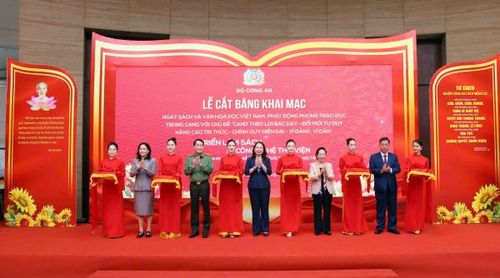 Phó Chủ tịch nước Võ Thị Ánh Xuân, nguyên Phó Chủ tịch nước Nguyễn Thị Doan, Thứ trưởng Bộ Công an Lê Quốc Hùng cùng các đại biểu cắt băng khai mạc Ngày Sách và Văn hóa đọc Việt Nam trong CAND.