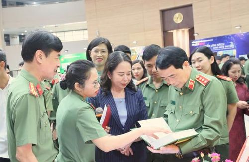 Phó Chủ tịch nước Võ Thị Ánh Xuân, Thứ trưởng Lê Quốc Hùng cùng các đại biểu tham quan gian trưng bày của Nhà xuất bản CAND.