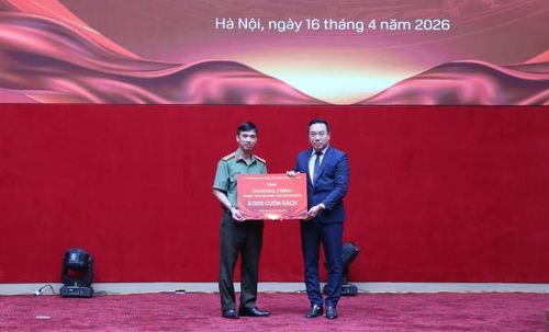Cục trưởng Cục Xuất bản, In và Phát hành Nguyễn Nguyên trao tặng sách phát triển văn hóa đọc và xây dựng "Tủ sách Hồ Chí Minh" trong CAND.