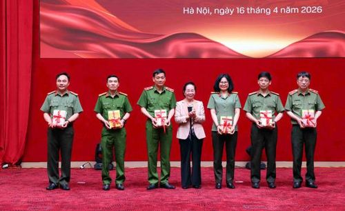 Nguyên Phó Chủ tịch nước Nguyễn Thị Doan trao tặng sách cho các đơn vị.