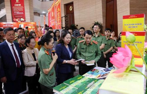 Phó Chủ tịch nước Võ Thị Ánh Xuân, nguyên Phó Chủ tịch nước Nguyễn Thị Doan, Thứ trưởng Lê Quốc Hùng cùng các đại biểu tham quan triển lãm.