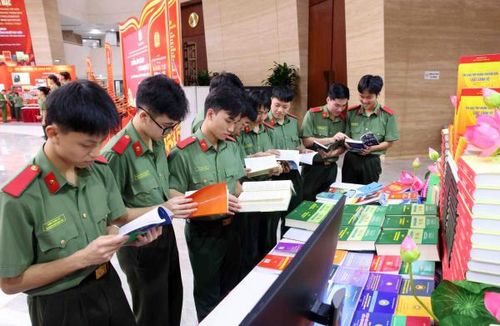 Các chiến sĩ tham quan triển lãm sách và công nghệ thư viện.