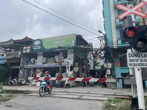 Mặc dù barie đã hạ, người dân vẫn cố tình băng qua đường ngang.