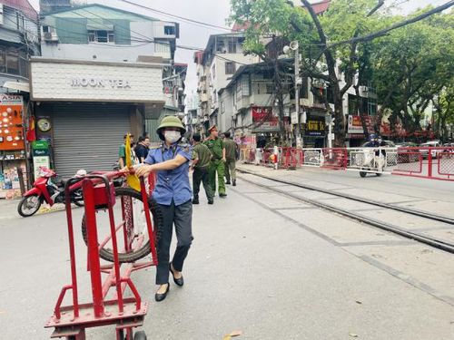 Sáng 16/4, khi tàu sắp chạy qua đường ngang, lực lượng công an phường phải tham gia hỗ trợ nhân viên đường sắt đảm bảo an toàn.