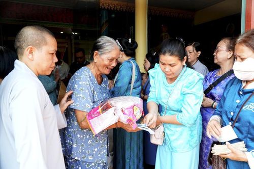 Những món quà tuy nhỏ nhưng chứa đựng nghĩa tình lớn, thể hiện tinh thần tương thân tương ái và quyết tâm “không để ai bị bỏ lại phía sau”.