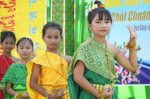 Các em nhỏ trong trang phục truyền thống vui múa đón chào năm mới.