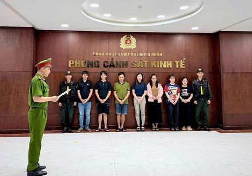 Các bị can từ trái qua: Tăng Tư Thế, Phùng Quốc Anh, Nguyễn Văn Hiệp, Lê Thị Thùy Trang, Nguyễn Thanh Phỉ, Vũ Thị Thuận, Nguyễn Thị Tuyết Nhung