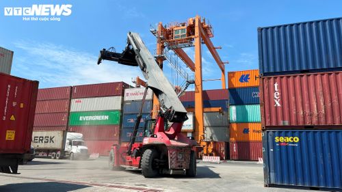 Trong vài năm tới, sản phẩm công nghiệp của TP.HCM, Đồng Nai sẽ vận chuyển đến cụm cảng Cái Mép - Thị Vải bằng đường sắt hàng hóa hiện đại. (Ảnh: Hà Linh)