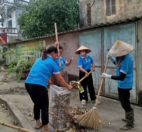 Hình ảnh các bà, các chị em phụ nữ trên địa bàn xã đã nỗ lực chung tay xây dựng môi trường xanh - sạch - đẹp. Ảnh PV