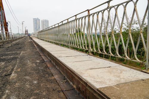 Các đoạn vỉa hè dành cho người đi bộ bị xuống cấp cũng được sửa chữa nhằm đảm bảo an toàn khi đưa vào sử dụng.