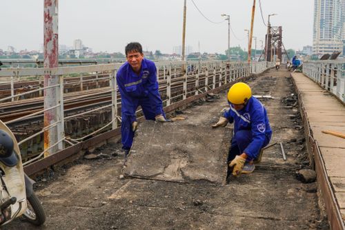 Những đoạn nền hư hỏng nặng được tháo dỡ để thay mới hoàn toàn.