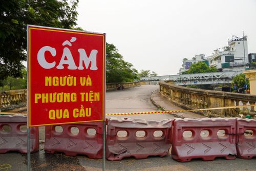 Sau nhiều thập kỷ chịu tải, cây cầu chính thức bước vào một đợt sửa chữa quy mô lớn. Từ 9h ngày 28-3, Hà Nội bắt đầu cấm xe máy và người đi bộ ở cả hai chiều để phục vụ thi công.
