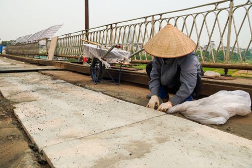 Dù tiến độ gấp rút, từng công đoạn vẫn được thực hiện tỉ mỉ nhằm đảm bảo chất lượng công trình.