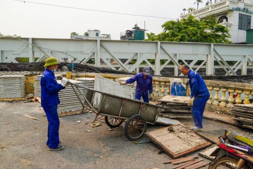 Trên công trường, các công nhân tất bật thi công, tận dụng từng giờ để đẩy nhanh tiến độ.