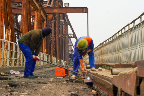 Hạng mục rãnh thoát nước cơ bản đã hoàn thiện. Các công nhân đang khẩn trương thực hiện những mũi hàn cuối cùng để chuyển sang công đoạn tiếp theo.