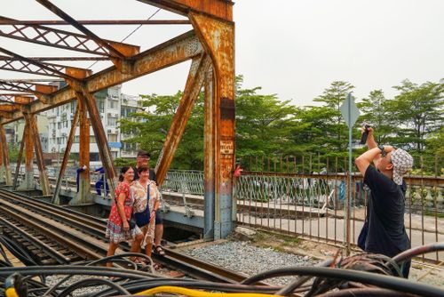 Dù đang được cải tạo, cầu Long Biên vẫn thu hút đông du khách nước ngoài đến tham quan, chụp ảnh và tìm hiểu về lịch sử Thủ đô.