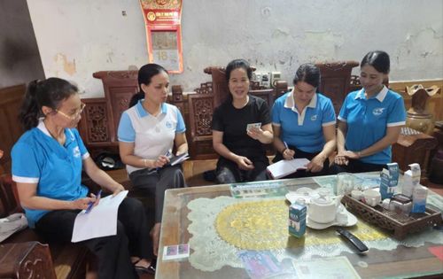 Cán bộ Chi hội phụ nữ phường Chương Mỹ đến từng hộ gia đình rà soát, cập nhật thông tin hội viên phục vụ công tác chuẩn hóa dữ liệu. Ảnh: PV